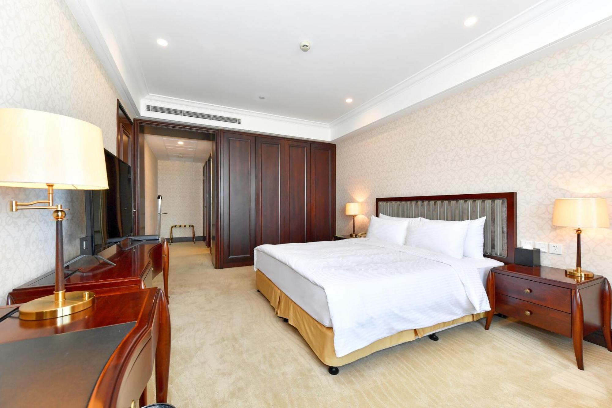 Khách sạn Evergreen Laurel Hotel,