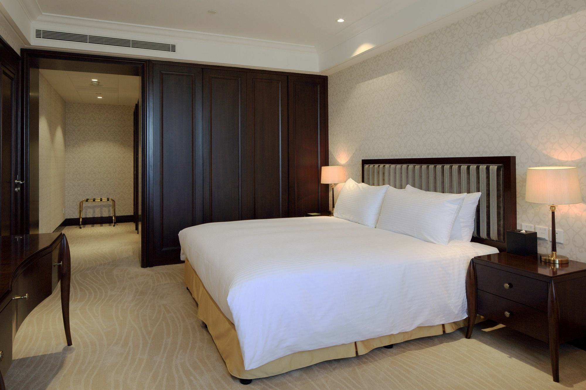 Evergreen Laurel Hotel, Khách sạn