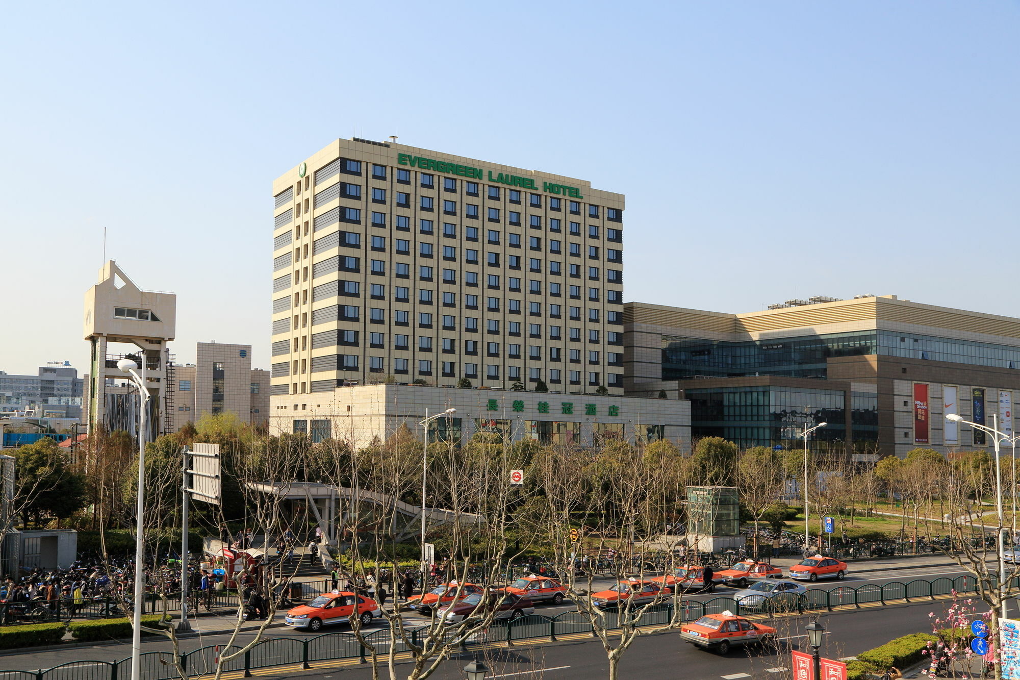Khách sạn Evergreen Laurel Hotel,